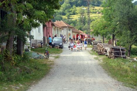 Printre dealuri şi doline: Zeci de bihoreni au făcut cunoştinţă, pe biţă sau pe jos, cu satul Coleşti (FOTO/VIDEO)