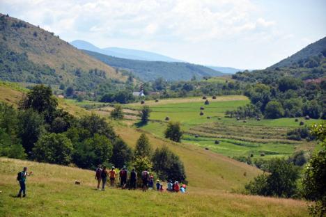 Printre dealuri şi doline: Zeci de bihoreni au făcut cunoştinţă, pe biţă sau pe jos, cu satul Coleşti (FOTO/VIDEO)