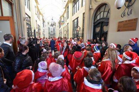 Aproape 400 de moșuleți au înveselit centrul Oradiei: elevii Liceului Greco-Catolic i-au colindat pe cei de la Radio Zu și pe episcopul Virgil Bercea (FOTO / VIDEO)