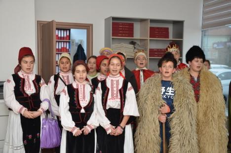 Păstrătorii tradiţiilor: elevi din Husasău de Tinca au venit cu colinda la BIHOREANUL (FOTO/VIDEO)