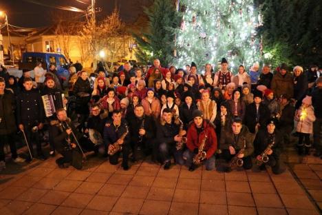 'Bucuria este adevăratul dar al Crăciunului': S-au aprins lumininţele de sărbătoare şi pe Dealul Păcii (FOTO)
