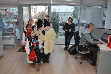 Primiţi cu colinda? Elevii din Spinuş au vestit Crăciunul, inclusiv în redacţia BIHOREANUL (FOTO/VIDEO)