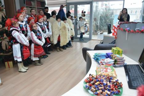 Primiţi cu colinda? Elevii din Spinuş au vestit Crăciunul, inclusiv în redacţia BIHOREANUL (FOTO/VIDEO)