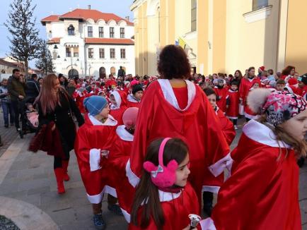 Aproape 400 de moșuleți au înveselit centrul Oradiei: elevii Liceului Greco-Catolic i-au colindat pe cei de la Radio Zu și pe episcopul Virgil Bercea (FOTO / VIDEO)