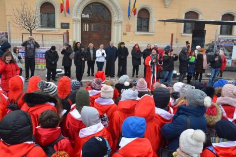 Peste 300 de moșuleți au înveselit centrul Oradiei: elevii de la Liceul Greco-Catolic au ieșit la colindat (FOTO / VIDEO)
