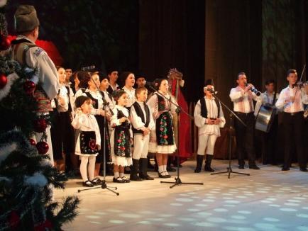 Crăciunul de demult: Ansamblul Crişana a dat un spectacol cu obiceiuri de sărbători la Teatrul Regina Maria (FOTO)