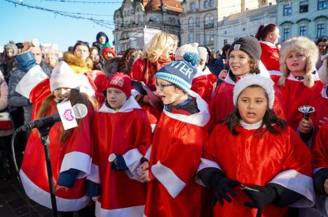 Sute de Moșuleți au colindat în Piața Unirii din Oradea (FOTO/VIDEO)