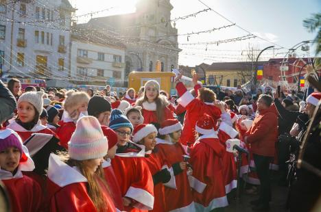 Sute de Moșuleți au colindat în Piața Unirii din Oradea (FOTO/VIDEO)