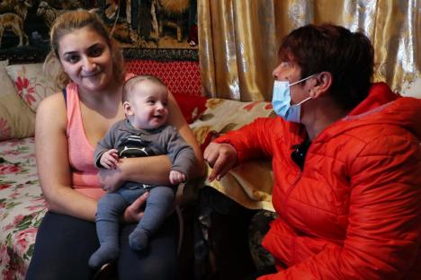 'Medic' de colonie: Povestea femeii care i-a convins pe locuitorii coloniei de romi din Bălnaca să se vaccineze anti-Covid (FOTO / VIDEO)