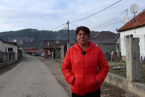 'Medic' de colonie: Povestea femeii care i-a convins pe locuitorii coloniei de romi din Bălnaca să se vaccineze anti-Covid (FOTO / VIDEO)