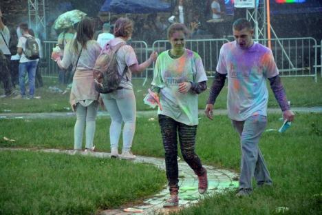 Colours Festival: Sute de tineri s-au 'bătut' în culori, în şanţul Cetăţii (FOTO/VIDEO)