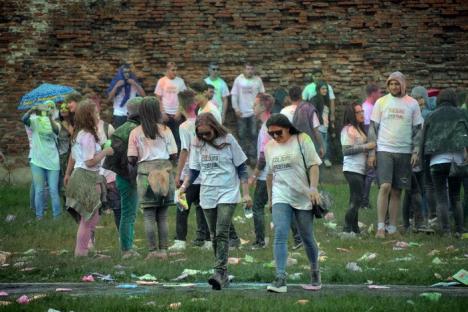 Colours Festival: Sute de tineri s-au 'bătut' în culori, în şanţul Cetăţii (FOTO/VIDEO)