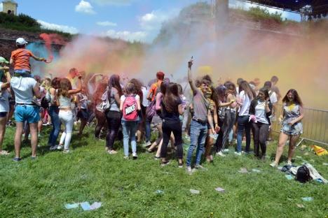 Petrecerea curcubeu. Sute de tineri se bat în culori în şanţul Cetăţii la Colours Festival (FOTO)