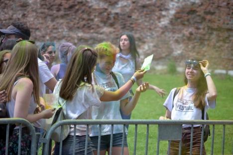 Petrecerea curcubeu. Sute de tineri se bat în culori în şanţul Cetăţii la Colours Festival (FOTO)