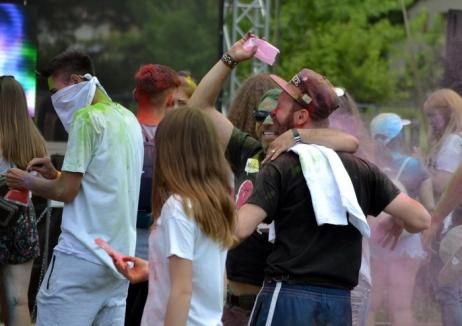 Petrecerea curcubeu. Sute de tineri se bat în culori în şanţul Cetăţii la Colours Festival (FOTO)