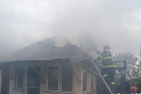 Gospodărie din Bihor, distrusă în incendiu. Proprietarul a avut nevoie de medici (FOTO)