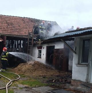 Gospodărie din Bihor, distrusă în incendiu. Proprietarul a avut nevoie de medici (FOTO)