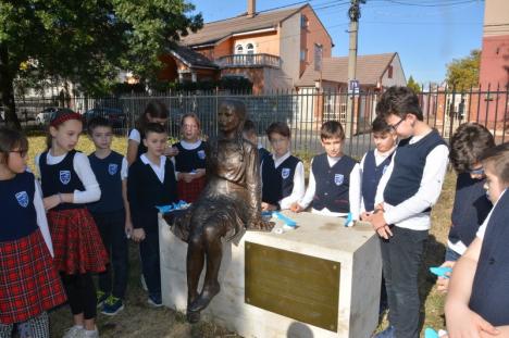 Statuia Evei Heyman din Parcul Bălcescu a fost donată Primăriei Oradea (FOTO/VIDEO)