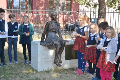 Statuia Evei Heyman din Parcul Bălcescu a fost donată Primăriei Oradea (FOTO/VIDEO)