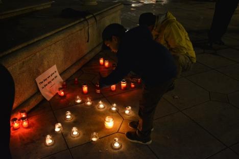 'Nu s-a schimbat nimic': Orădenii au comemorat victimele din Colectiv dezamăgiţi că, în doi ani, situaţia din spitale nu s-a îmbunătăţit (FOTO/VIDEO)