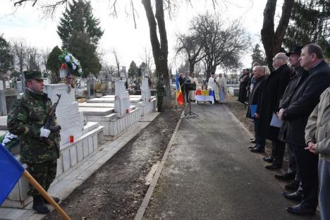 Ceremonie la mormintele soldaţilor care au murit la Revoluţie. Eroii au fost comemoraţi cu lume puţină la Cimitirul Municipal (FOTO / VIDEO) 
