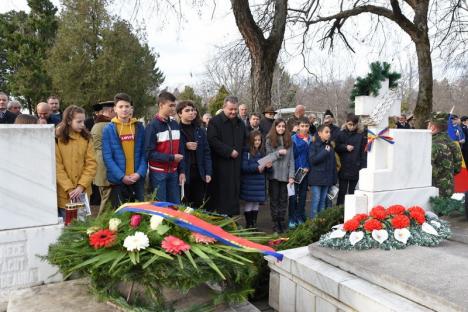 Ceremonie la mormintele soldaţilor care au murit la Revoluţie. Eroii au fost comemoraţi cu lume puţină la Cimitirul Municipal (FOTO / VIDEO) 