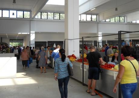 Comercianţii s-au mutat în noul sector legume-fructe al Pieţei Rogerius (FOTO)