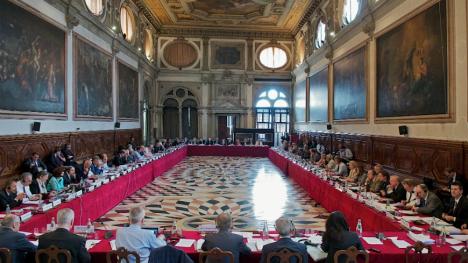 Concluzii ferme: Comisia de la Veneţia critică legile Justiţiei şi recomandă României menţinerea rolului preşedintelui şi al CSM în numirea şi revocarea magistraţilor