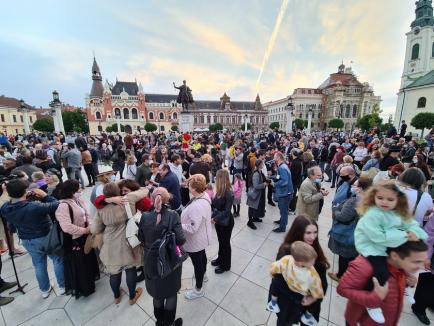 Manifest al artiştilor din Oradea, cu sute de susţinători, în Piaţa Unirii: „Vine o hârtie şi gata: te dau afară!” (FOTO / VIDEO)