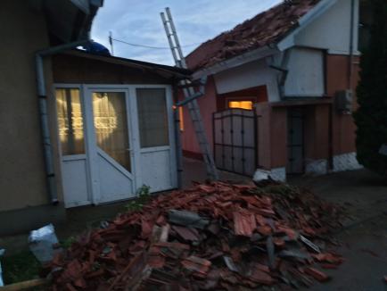 Prăpăd după furtună, în Bihor: Zeci de case cu acoperişuri distruse, copaci puşi la pământ şi inundaţii (FOTO / VIDEO)