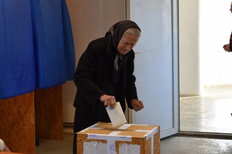 REPORTAJ BIHOREANUL: Primăriţa din Brusturi, prinsă la cafele lângă secţia de votare (FOTO / VIDEO)