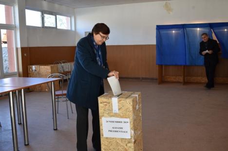 REPORTAJ BIHOREANUL: Primăriţa din Brusturi, prinsă la cafele lângă secţia de votare (FOTO / VIDEO)