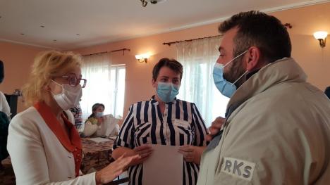 Compromis în Lugaşu de Jos: Pentru ca toate partidele să aibă loc în secţie, au ieşit în stradă persoanele care măsoară temperatura şi oferă dezinfectanţi (FOTO / VIDEO)