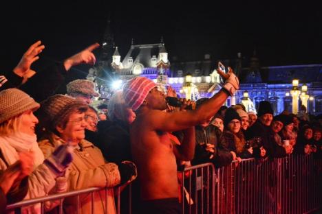 Puţini la protest, mulţi la Boney M: Concertul solistei Liz Mitchell, care a cântat alături de noua ei trupă, a scos circa 5.000 de orădeni în Piaţa Unirii (FOTO/VIDEO)