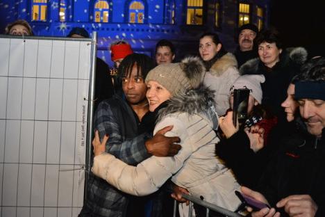 Puţini la protest, mulţi la Boney M: Concertul solistei Liz Mitchell, care a cântat alături de noua ei trupă, a scos circa 5.000 de orădeni în Piaţa Unirii (FOTO/VIDEO)