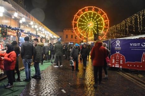 Colinde în loc de huiduieli: Orădenii n-au protestat duminică în Piaţa Unirii, ci au cântat alături de Ducu Bertzi la Târgul de Crăciun (FOTO/VIDEO)