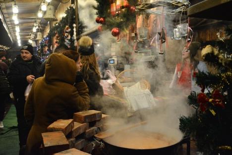 Colinde în loc de huiduieli: Orădenii n-au protestat duminică în Piaţa Unirii, ci au cântat alături de Ducu Bertzi la Târgul de Crăciun (FOTO/VIDEO)