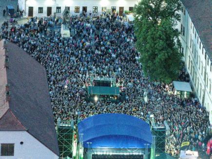 Edda Művek a umplut Cetatea Oradea de fani. Rockerii maghiari au primit un tort pe scenă, de la UDMR (FOTO/VIDEO)