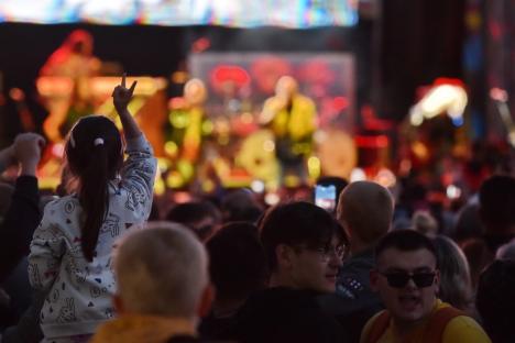 Edda Művek a umplut Cetatea Oradea de fani. Rockerii maghiari au primit un tort pe scenă, de la UDMR (FOTO/VIDEO)