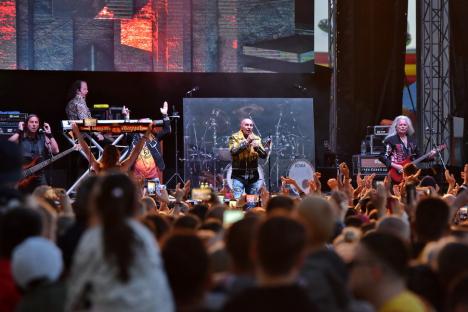 Edda Művek a umplut Cetatea Oradea de fani. Rockerii maghiari au primit un tort pe scenă, de la UDMR (FOTO/VIDEO)