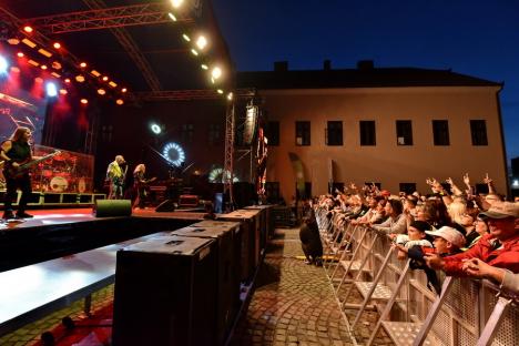 Edda Művek a umplut Cetatea Oradea de fani. Rockerii maghiari au primit un tort pe scenă, de la UDMR (FOTO/VIDEO)