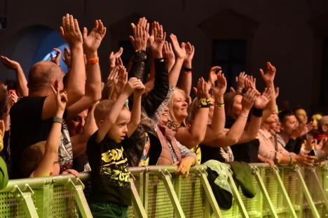 Edda Művek a umplut Cetatea Oradea de fani. Rockerii maghiari au primit un tort pe scenă, de la UDMR (FOTO/VIDEO)