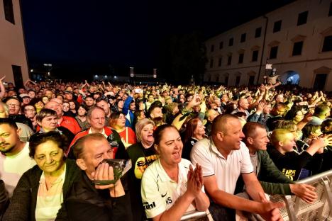 Edda Művek a umplut Cetatea Oradea de fani. Rockerii maghiari au primit un tort pe scenă, de la UDMR (FOTO/VIDEO)