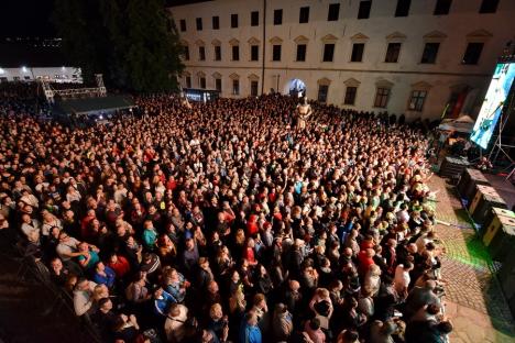 Edda Művek a umplut Cetatea Oradea de fani. Rockerii maghiari au primit un tort pe scenă, de la UDMR (FOTO/VIDEO)