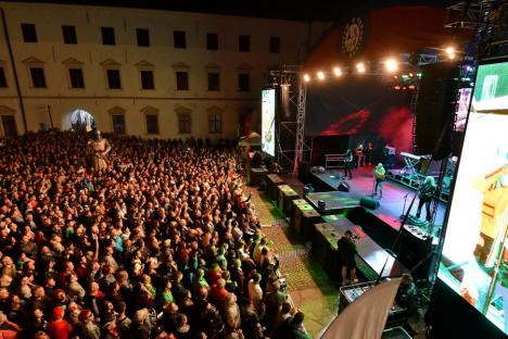 Edda Művek a umplut Cetatea Oradea de fani. Rockerii maghiari au primit un tort pe scenă, de la UDMR (FOTO/VIDEO)