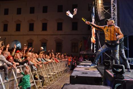 Edda Művek a umplut Cetatea Oradea de fani. Rockerii maghiari au primit un tort pe scenă, de la UDMR (FOTO/VIDEO)