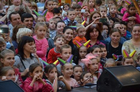 Gaşca Zurli a blocat circulaţia în Calea Aradului! Copiii orădenilor au luat cu asalt ERA Park (FOTO/VIDEO)