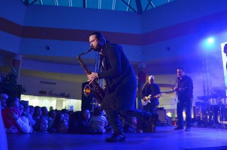 'Nebunie' la ERA Park: Brenciu şi orchestra lui au făcut show (FOTO / VIDEO)