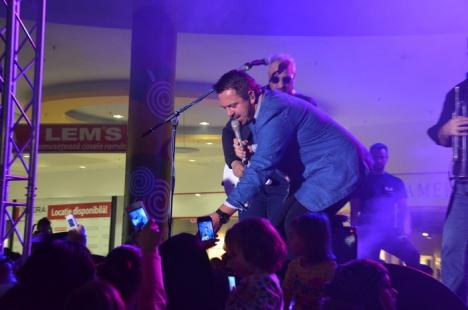 'Nebunie' la ERA Park: Brenciu şi orchestra lui au făcut show (FOTO / VIDEO)