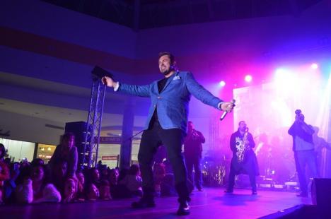 'Nebunie' la ERA Park: Brenciu şi orchestra lui au făcut show (FOTO / VIDEO)